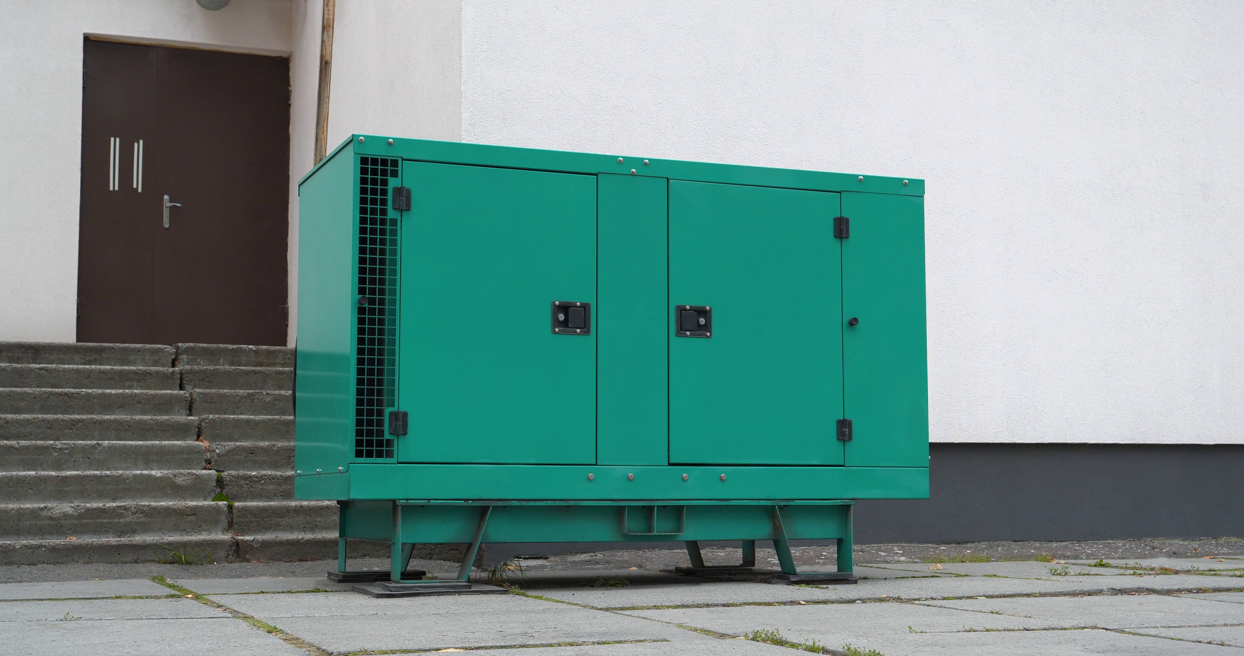 Enclosed Pegasus-style diesel generator set